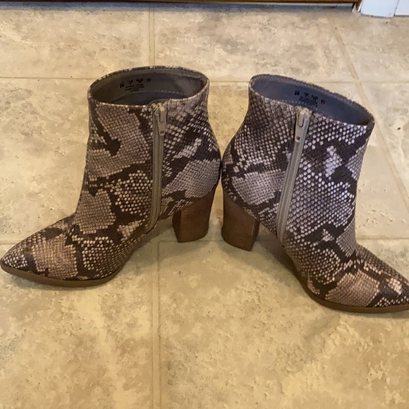 Carlos Santana Women’s Snakeskin Ankle Boots - 6M - Picture 2 of 10